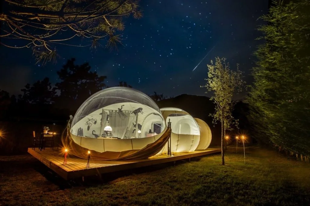 carpa hinchable transparente de noche