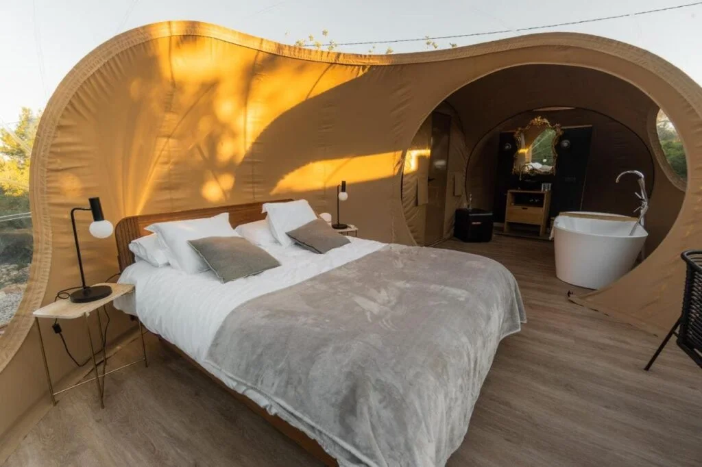 cama extragrande en la casa burbuja de noches de calig en castellon españa