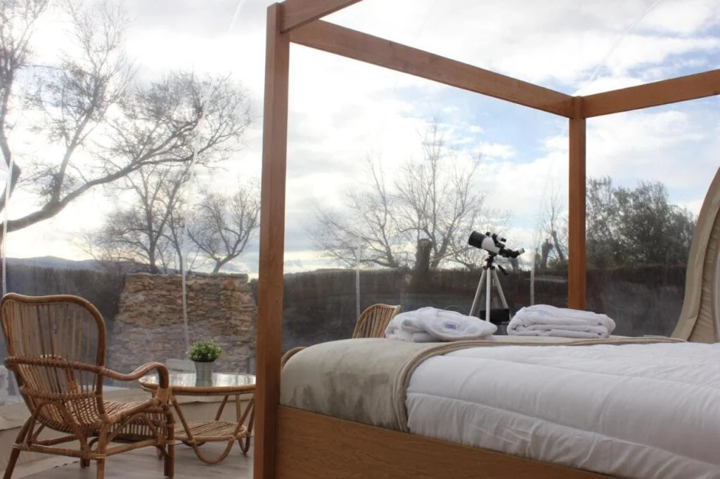 interior casa burbuja con cama y terraza zielo de levante cerca de murcia