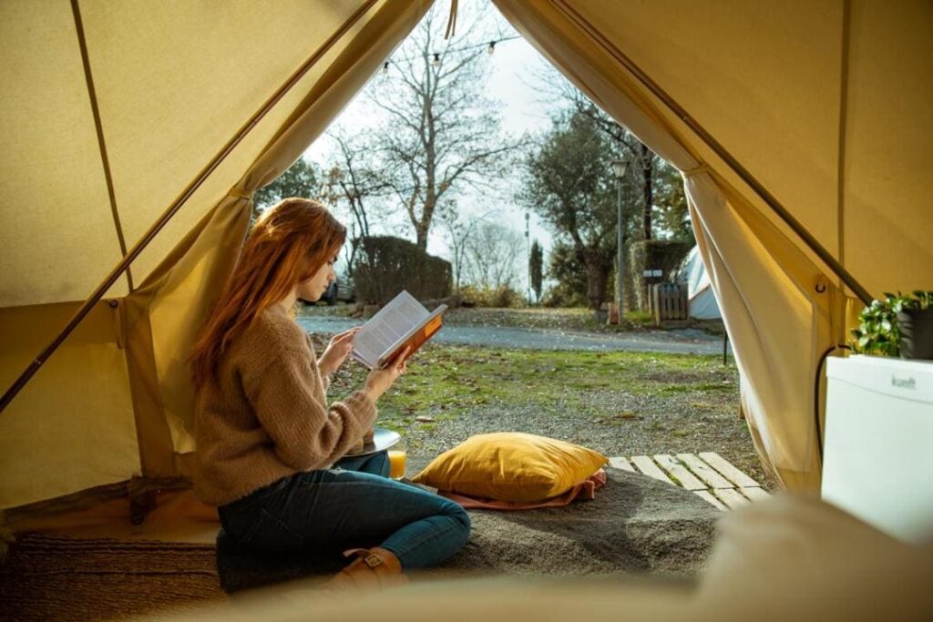 lectura en interior del tipi en sierra nevada granada