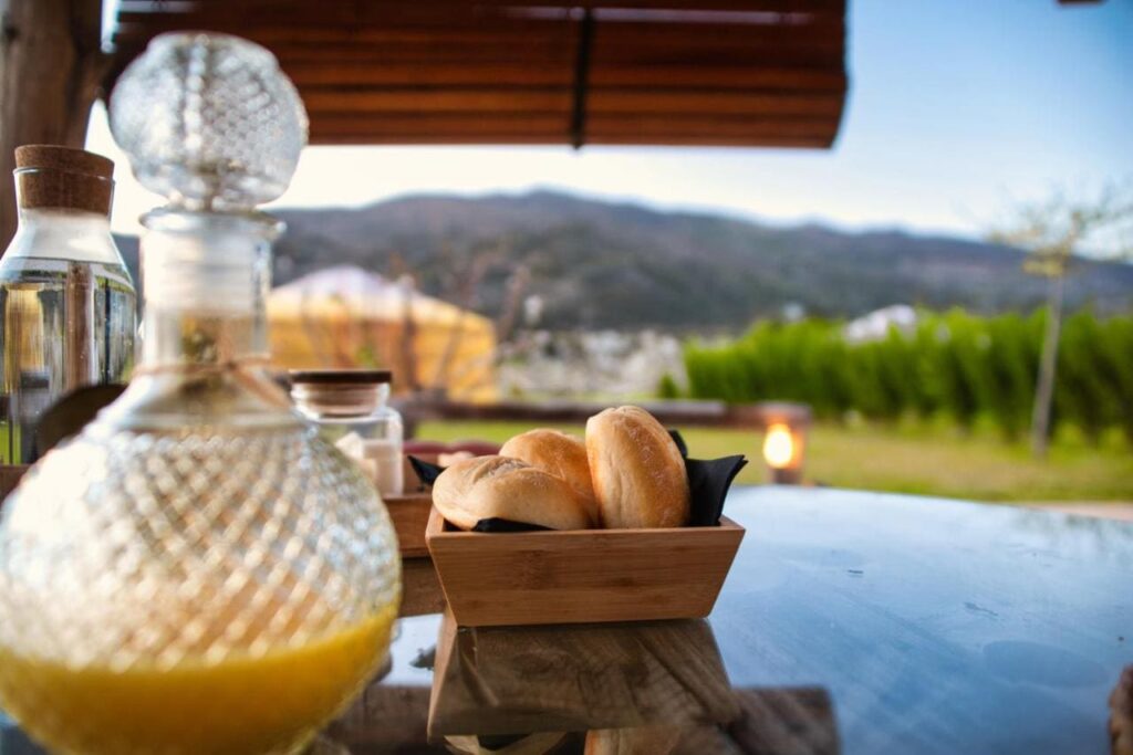 desayuno en el iglú glamping de extremadura