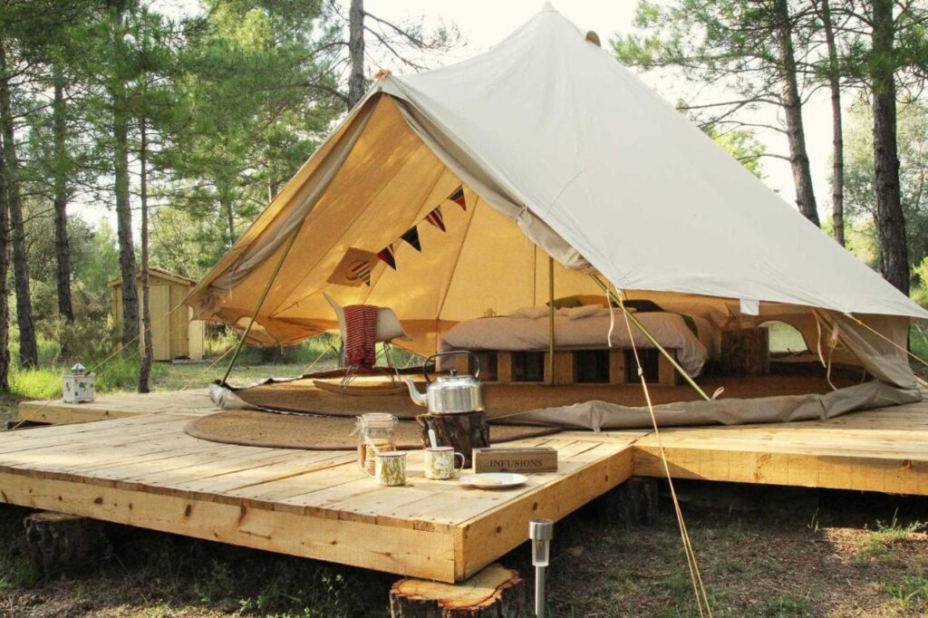 exterior del glamping cabaña en forest days lerida