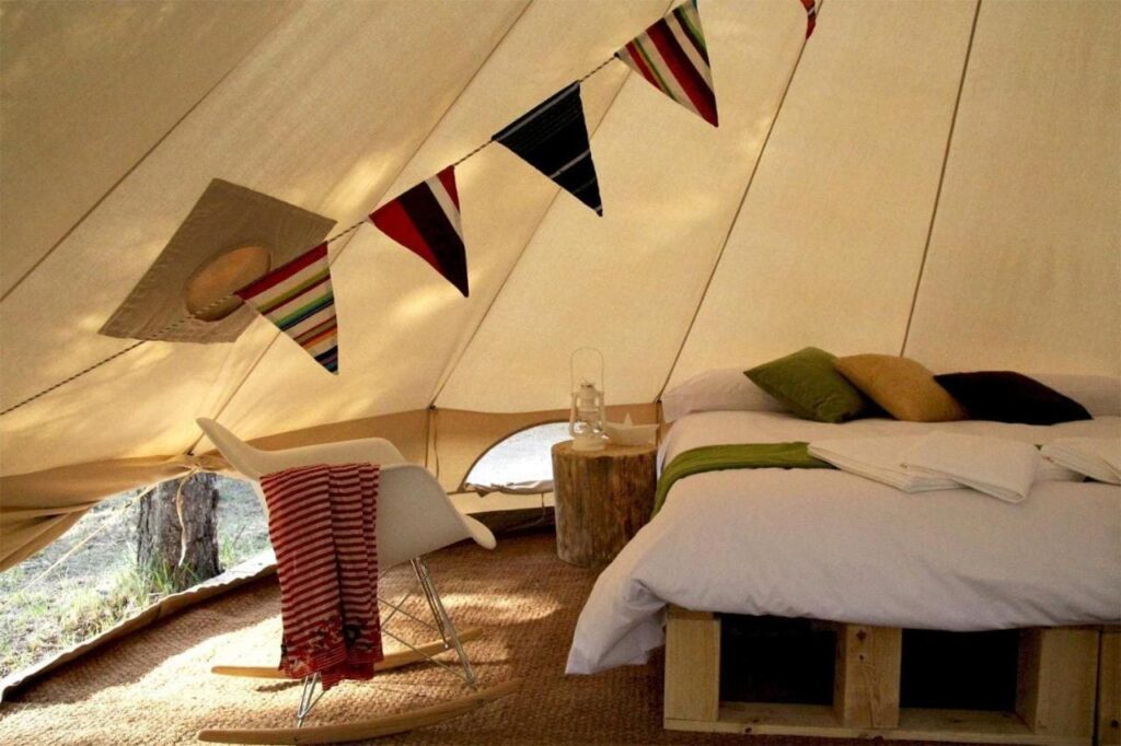 habitacion glamping en el tipi de forest days