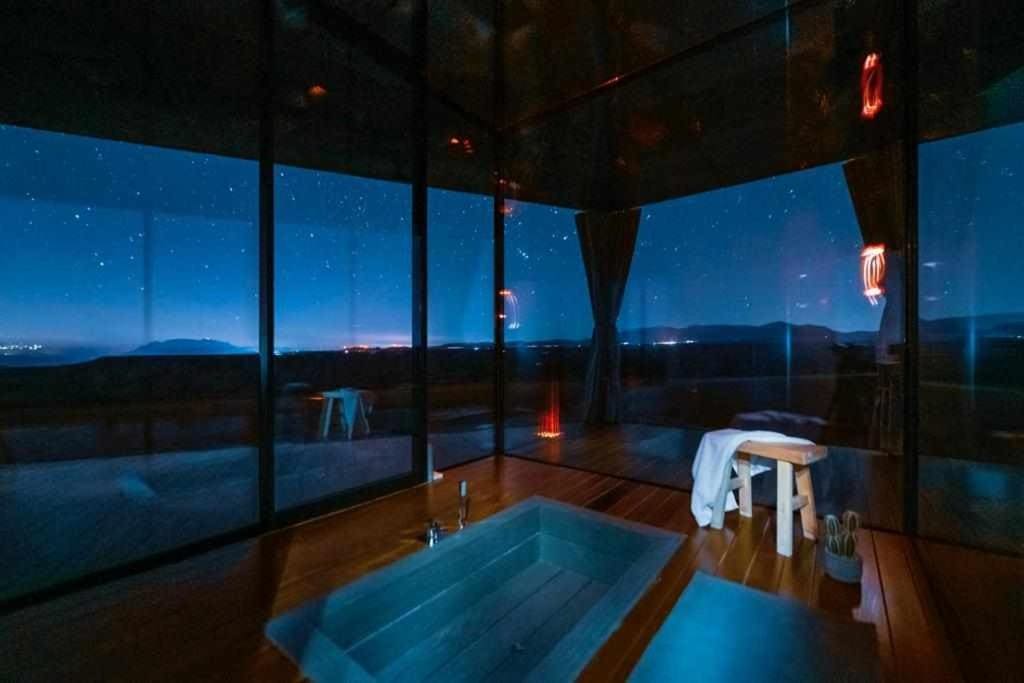 noche en la casa del desierto de gorafe hotel futurista y minimalista