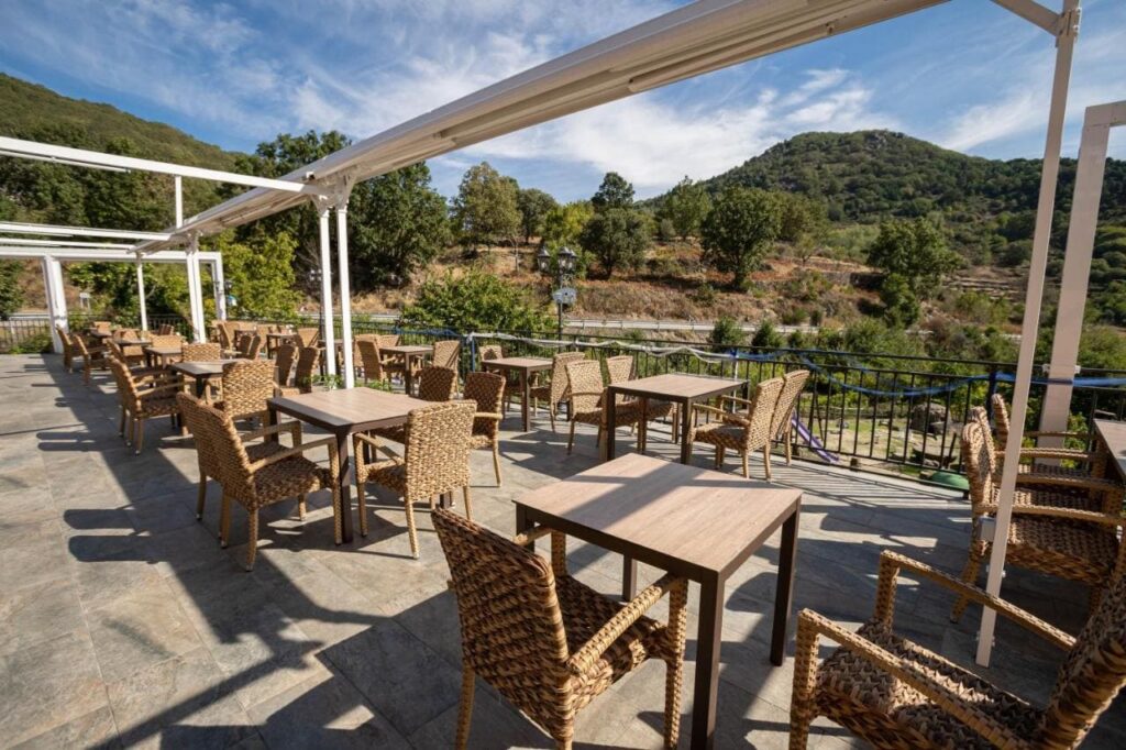 terraza del bar glamping en el solitario extremadura