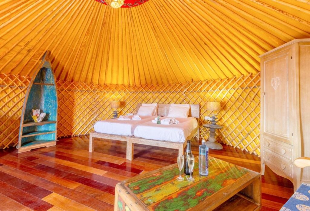 yurtas glamping estilo cabañas