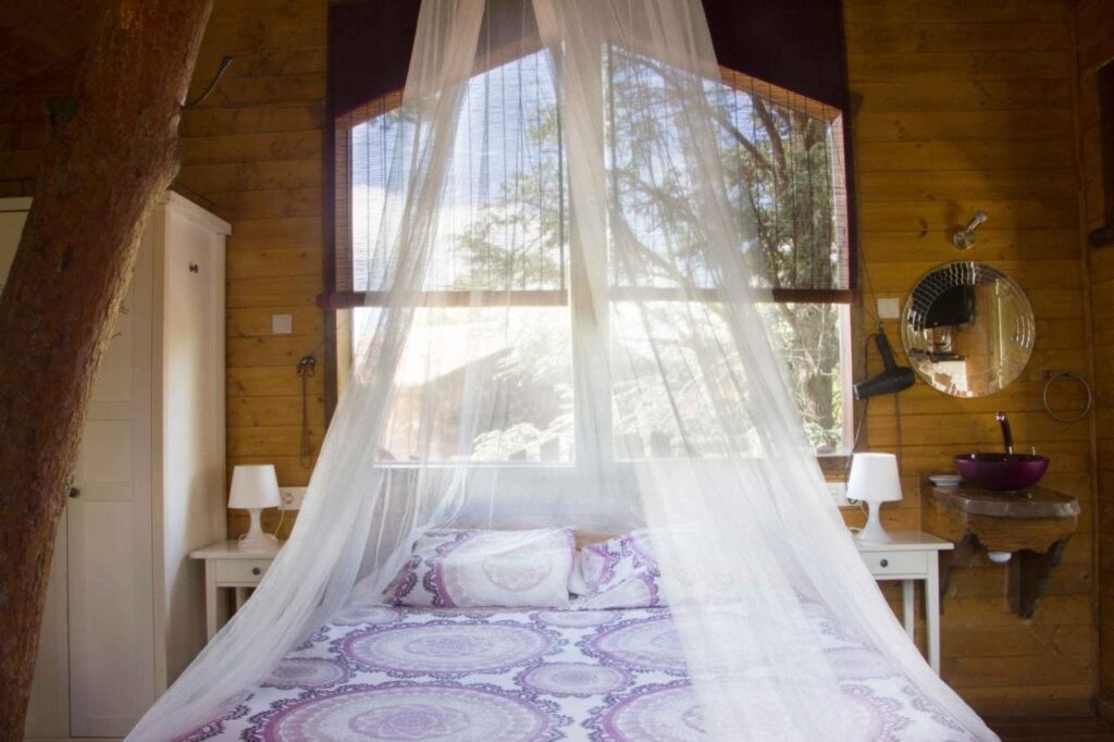 cama en la habitacion del dormitorio de xalet de prades