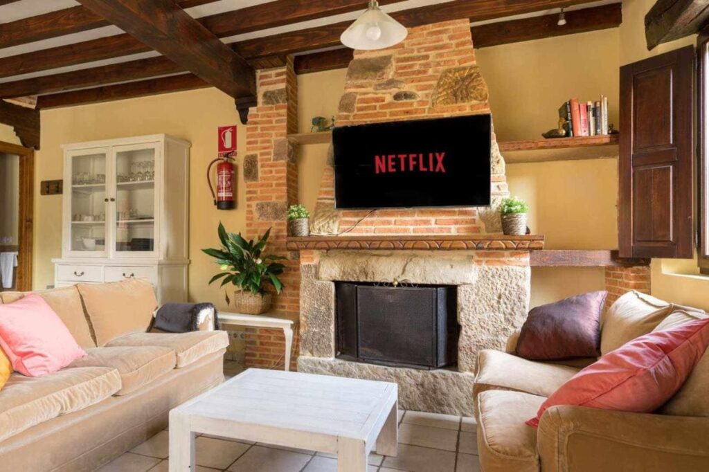 casa rustica con netflix en salon