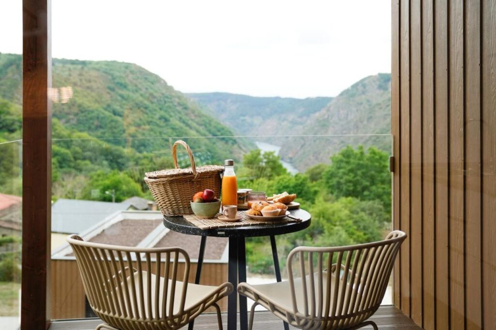 desayuno con vistas a la montaña en cabañas alcobas do sil