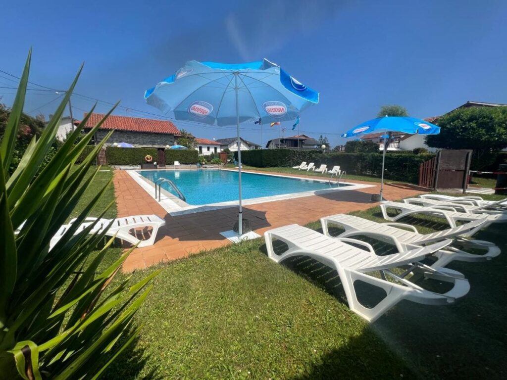 piscina en casa cabaña la regalina