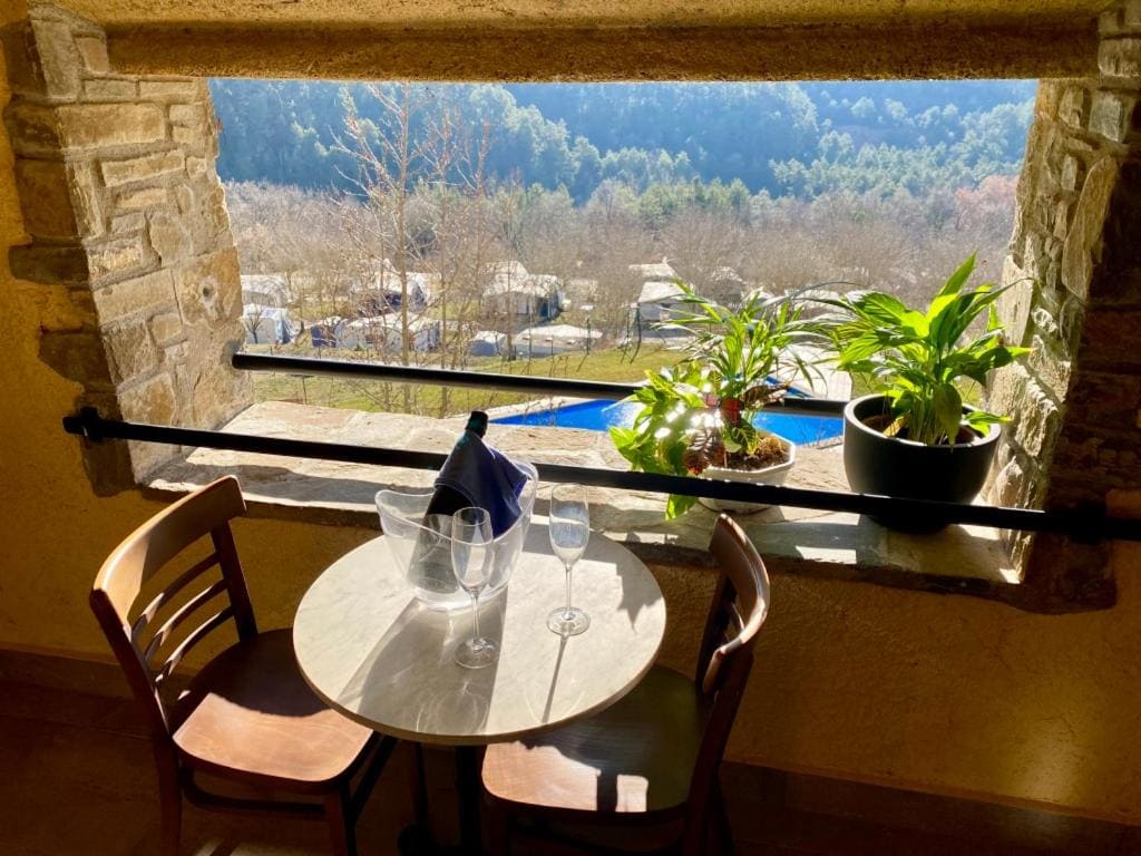 restaurante con vistas a la montaña en campalans