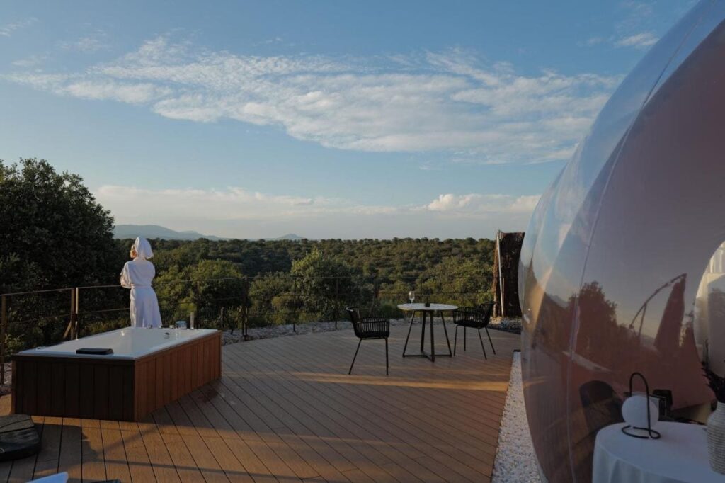 terraza exterior con bañera hidromasaje en miluna open nature rooms