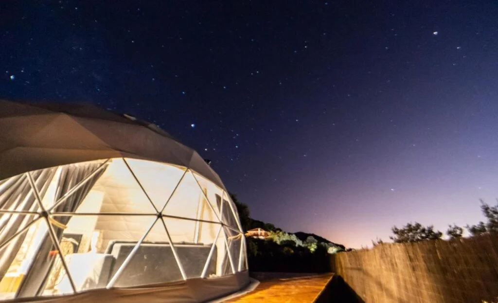 dormir bajo las estrelllas en el domo burbuja transparente en dudar cerca de murcia